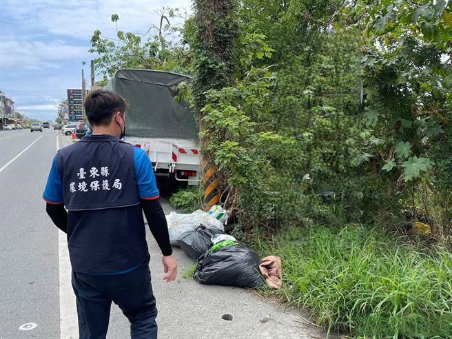 台东县环境保护局巡查原回收箱设置点，仅2处遭弃置废弃物并已清理改善，其余64处没有环境脏乱情况，达到97％无脏乱。（台东县环保局提供／萧嘉蕙台东传真）