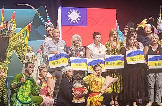 由文化总会与纸风车剧团在匈牙利举办的「台湾欧趴，文化遶境」活动，20日晚间正式首演《哪咤闹龙宫》。(李欣恬摄)