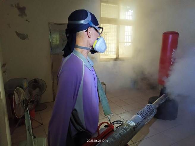 台南市今天新增4起本土登革热病例，累计已有21例，针对确诊个案居住地及工作地已完成户内外化学防治作业。(台南市登革热防治中心提供／曹婷婷台南传真)