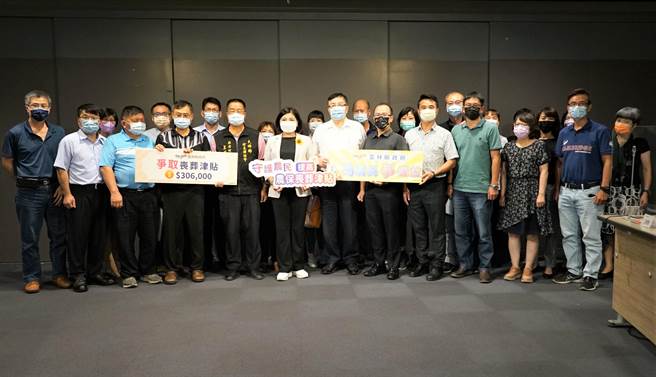 雲林縣20個鄉鎮市農會去（2022））8月5日聯袂向縣長張麗善（前排左六）陳情，呼籲中央修法把農保喪葬津貼應提高至30.6萬元，以符合物價水平。（本報資料照片）