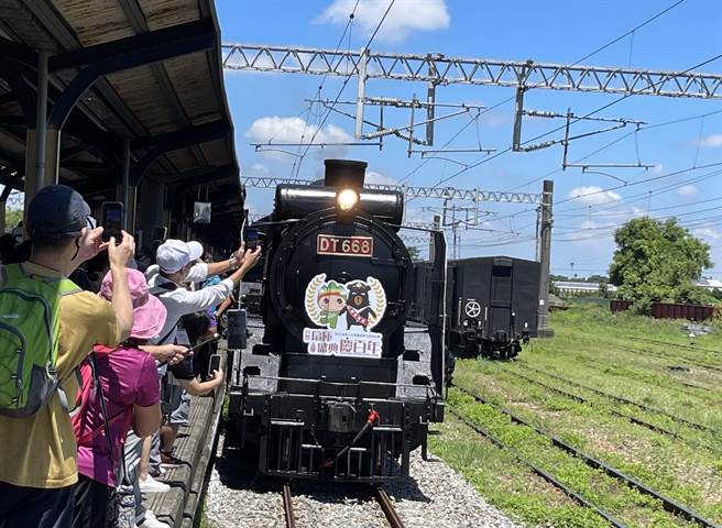 台铁指称敬老爱心卡比照电子票证乘车营运规定，不能搭乘观光列车等其他专属性列车。（杨静茹摄）