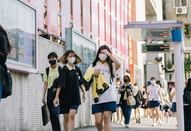 教育部公布「定額補助私立大專學雜費助學方案」規劃，估一年可減免新台幣2.5萬元以上學雜費。行政院長陳建仁21日加碼宣布，未來還有其他配套措施，包括「高中職學費全面免費」、「學貸延長」；圖為高中職學生放學走出校門。(郭吉銓攝）