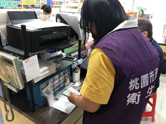 桃园市卫生局前往稽查药局管制药品使用情况。（桃园市卫生局提供／陈梦茹桃园传真）