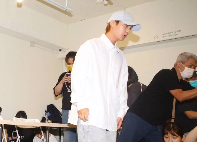 艺人炎亚纶今日现身记者会向耀乐道歉，事后坚称自己没做违反对方意愿的事。（图／粘耿豪摄）