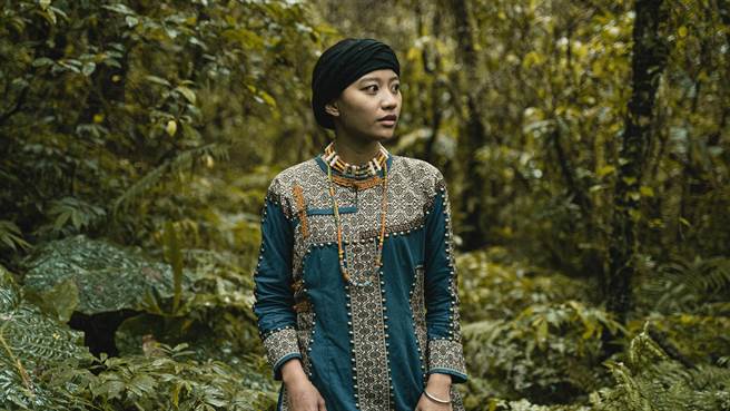 简孝仪则穿越时空扮演部落公主莎瓦祖佳扬。（华映提供）