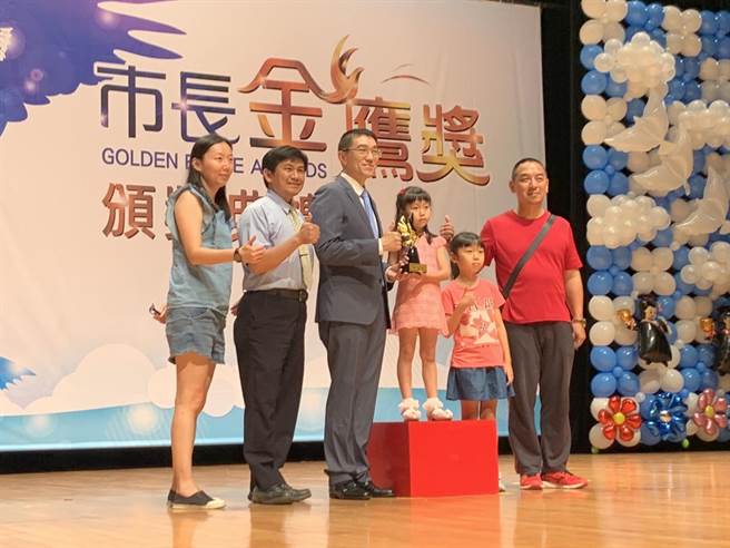 基隆市長謝國樑（左三）出席「市長金鷹獎」頒獎，表揚優秀同學，並希望營造基隆教育「拔尖扶弱、適性發展」的快樂成長空間。圖為表現優異的幼兒園同學。（徐佑昇攝）