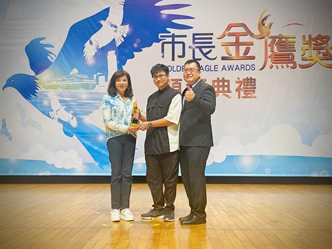 基隆市副市長邱佩琳（左）頒獎給自幼父親不幸往生，奮發努力向上的林嘉樂同學（中）。（基隆市政府提供／徐佑昇基隆傳真）