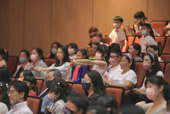 頒獎現場有非常多父母帶小朋友一同出席。（基隆市政府提供／徐佑昇基隆傳真）