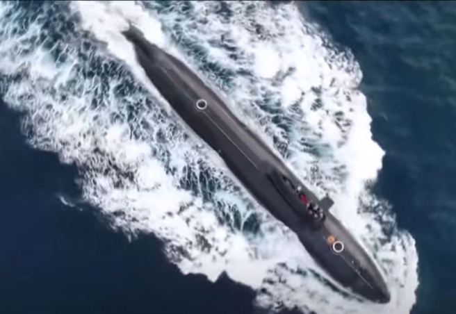隶属解放军南部战区的潜舰在南海主动以敌舰为实战演训对象。（央视）