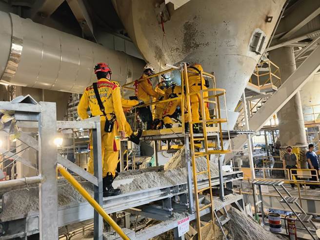小港工安意外消防人員緊急到場搶救。（翻攝照片／高雄洪靖宜傳真）