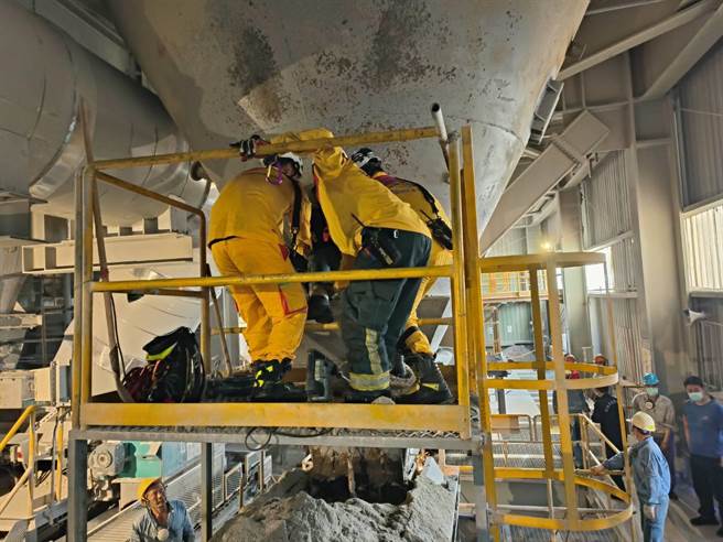 小港工安意外消防人員緊急到場搶救。（翻攝照片／高雄洪靖宜傳真）