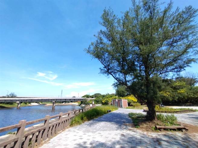 桃园市新屋滨海植物园邻近永安渔港，占地约6公顷，去年2至9月间施作第2期整修工程，完工后补植滨海植物，今年6月20日重新开放。（海管处提供／蔡明亘桃园传真）