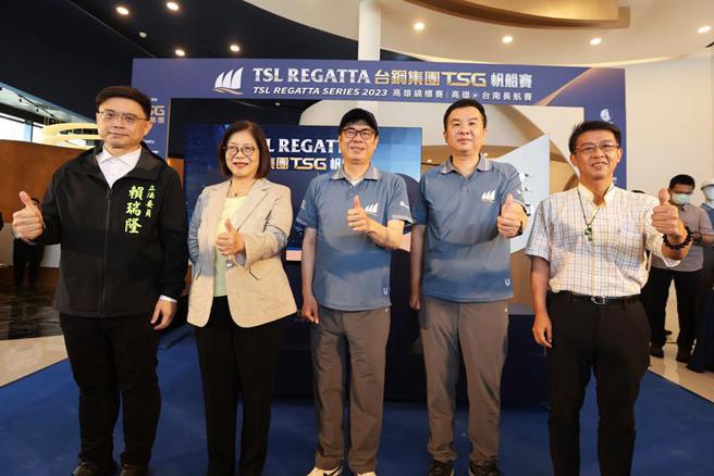 立委许智杰(右起)、亚果董事长侯佑霖、高雄市长陈其迈、海委会管碧玲主委、以及立委赖瑞隆，21日共同为台钢集团TSG帆船赛揭开报名序幕。（图／亚果提供）