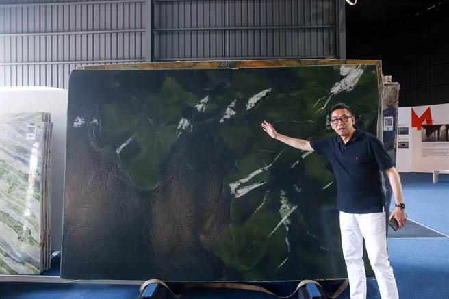 全台第一家奢石美学馆《M Museo》于新北市八里盛大开幕，每块石材造价不菲，图案宛如一座城市的空照图。（邓博仁摄）