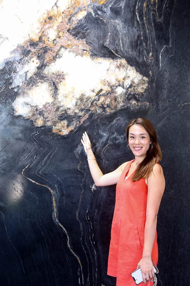 全台第一家奢石美学馆《M Museo》于新北市八里盛大开幕，每块石材造价不菲，图案宛如一座城市的空照图。（邓博仁摄）