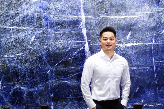 全台第一家奢石美学馆《M Museo》于新北市八里盛大开幕，慕尚美学馆执行长吴轩旻（见图）指出，奢石是来自大地的艺术、宛如上帝的画布落在石材上。图中背景为美学馆中最引人瞩目的顶级奢石「Sodalite」，是自然界中极为罕见的深蓝色石种。（邓博仁摄）