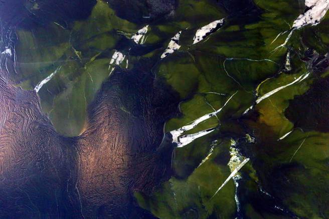 全台第一家奢石美学馆《M Museo》于新北市八里盛大开幕，每块石材造价不菲，图案宛如一座城市的空照图。（邓博仁摄）