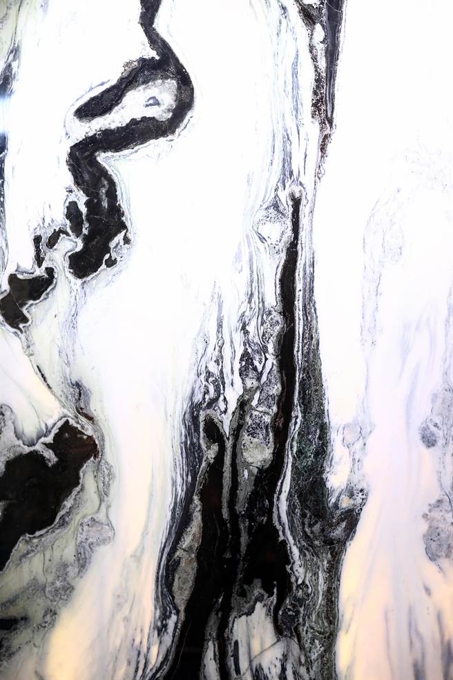 全台第一家奢石美学馆《M Museo》于新北市八里盛大开幕，每块石材造价不菲，图案宛如东方的山水画作。（邓博仁摄）