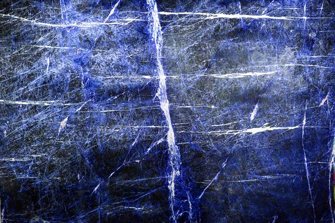 全台第一家奢石美学馆《M Museo》于新北市八里盛大开幕，每块石材造价不菲，图案宛如一幅抽象银河星空画作。图为美学馆中最引人瞩目的顶级奢石「Sodalite」，是自然界中极为罕见的深蓝色石种。（邓博仁摄）