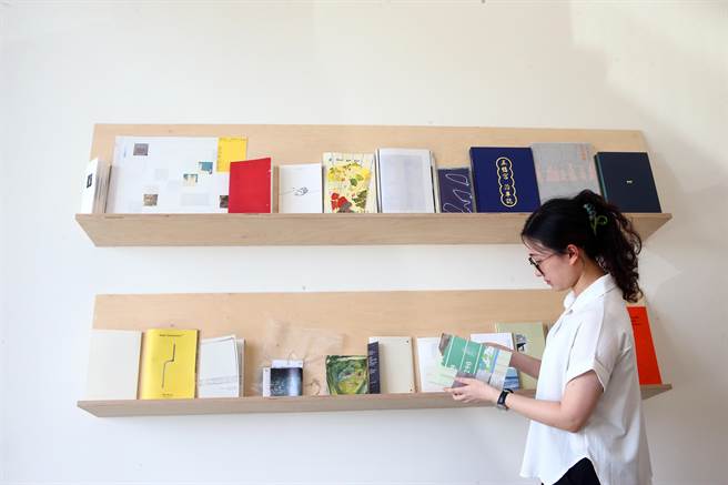 全台第一家奢石美学馆《M Museo》于新北市八里盛大开幕，「ss space space」艺廊也进驻「M Museo慕尚石材美学馆」，艺廊同时开辟一个书局，展售多位艺术家的手工书籍。（邓博仁摄）