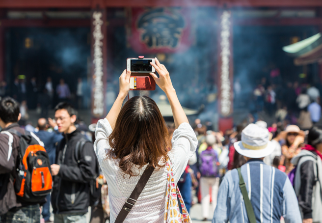 日本著名寺廟經常有遊客拍照留念。（示意圖／Shutterstock）
