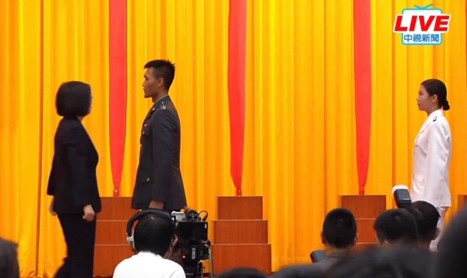 总统蔡英文任内最后一次以三军统帅身分主持三军六校联合毕业典礼，台北市议员徐巧芯不禁表示，蔡英文把尉官的肩章挂反90度，三军统帅闹笑话。(中视新闻截图)