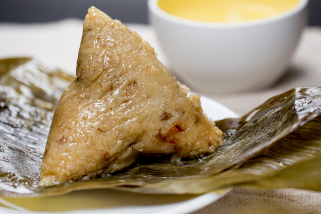 一名網友表示，老闆娘拿了「粽子單」給他填寫，他興奮地全選了最貴、最豪華的蛋黃粽。（示意圖／shutterstock）