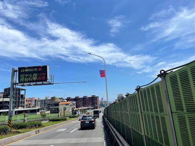 自国道下交流道，将有CMS电子看板以及国旗作为前往西二、西三码头停车场之指引。（基隆市政府提供／徐佑升基隆传真）