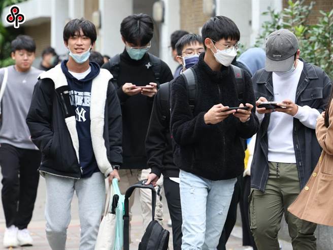 行政院长陈建仁宣布推动高中职全面免学费。（示意图／本报资料照）