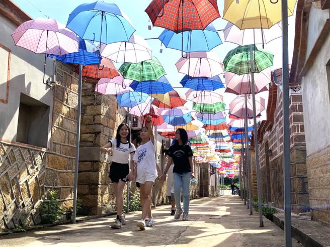 主办单位精心打造古厝老街雨伞艺术装置，让参与的民眾抢拍当网红。（于家麒摄）