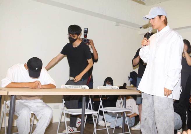 炎亞綸無預警闖入耀樂記者會，遭鄉民痛批根本是習慣硬上了，大酸不打自招。(圖／粘耿豪攝)