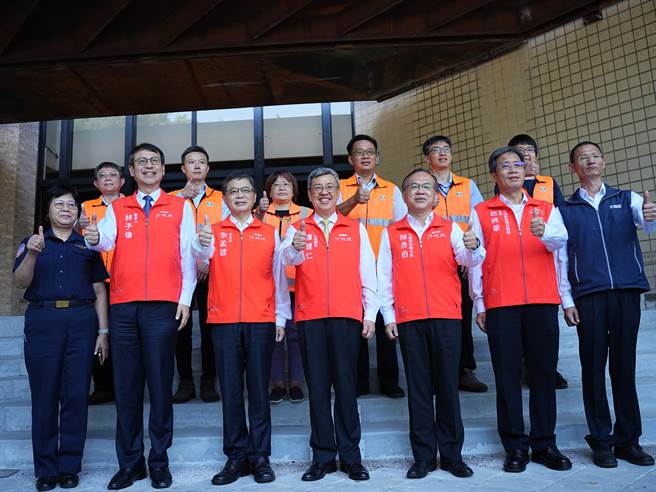 在端午节连假前夕，行政院院长陈建仁今（21）日在交通部次长陈彦伯、高速公路局长赵兴华、国道公路警察局长廖美铃陪同下，前往高速公路局视察北区交控中心。（黄敬文摄）