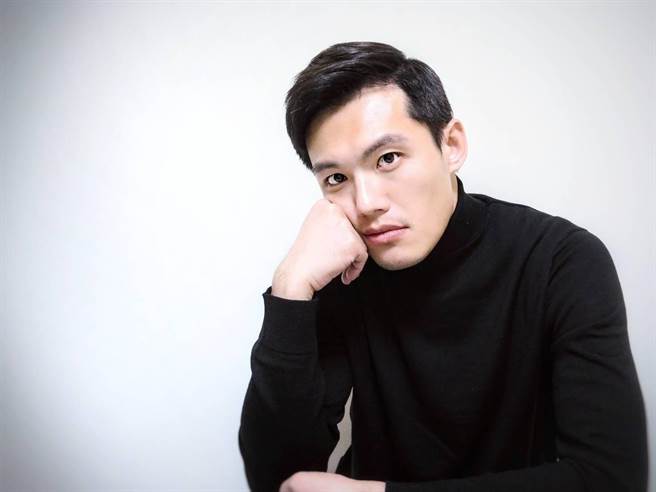 剧场人洪健藏担任说书人，和NSO合作演出《仲夏夜之梦》。（国家交响乐团提供）