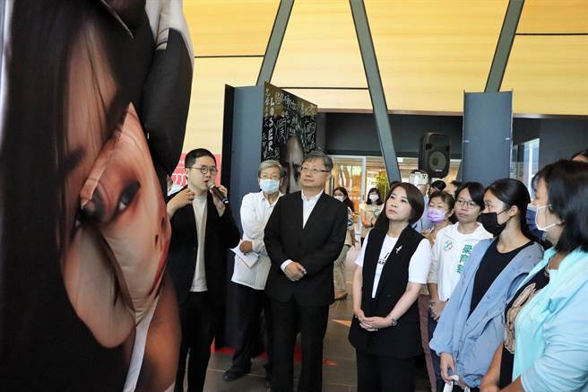 全台Me Too风暴持续延烧，屏县府21日在总图开「私密勿流-数位性私密影像散布防制」展，盼藉此唤起社会对此议题的重视。（谢佳潾摄）