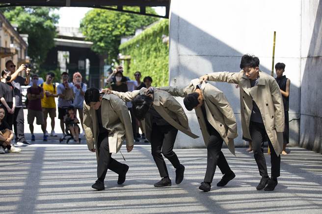 台湾表演团队将于夏天前进欧洲两大艺术展会。图为福尔摩沙马戏团作品《嘛系人》快闪演出。（文化部提供）