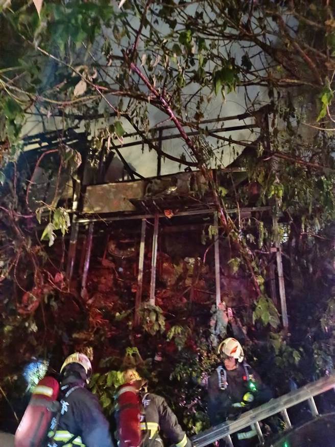 新店废弃铁皮屋晚间发生火警。（新北市消防局提供）