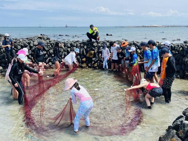 （「2023澎湖四季旅游-夏之石沪季」首发团日前展开，邀请台湾媒体及旅行同业到澎湖吉贝踩线。图／业者提供）