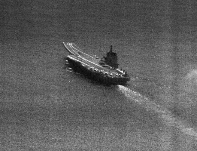 「山东号」 航母21日中午通过台湾海峡。(国防部提供)
