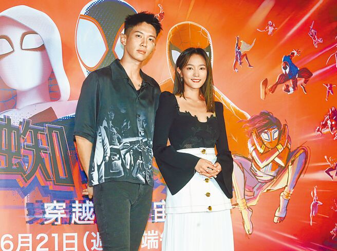 柯震东（左）、王净昨出席动画电影《蜘蛛人：穿越新宇宙》中文版首映会。（粘耿豪摄）