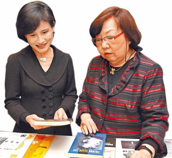 声乐家席慕德（右）于台湾时间20日上午在睡梦中辞世，享寿85岁。图为2017年「臺湾音乐文献捐赠仪式」记者会上，她向当时的文化部长郑丽君（左）介绍自己的收藏。（本报资料照片）