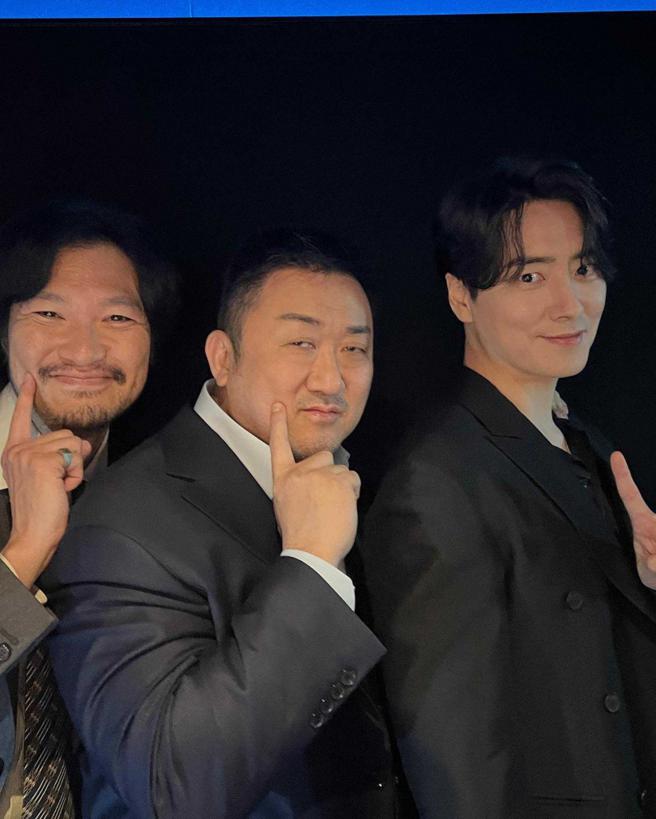 受马东石（中）邀请，李浚赫（右）与青木崇高（左）演出两大恶角。（图／取自李浚赫IG）