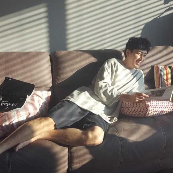 李浚赫私下没事只想瘫在家，懒洋洋的样子很像他最喜欢的动物树懒。（图／取自李浚赫IG）