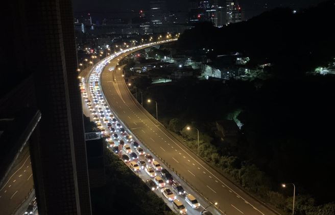 端午連假首日大塞車，國道凌晨出現超長車龍。（圖／翻攝自我是南港人）