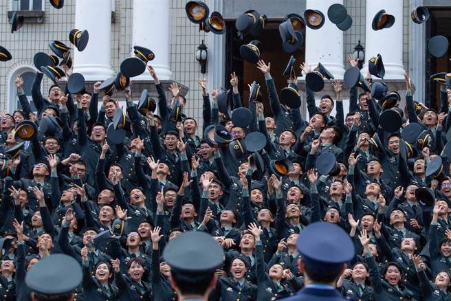真战力强！空官女毕业生一拳打飞「将军帽」，亲曝：差点腿软跪下。(非当事人，中时资料照)