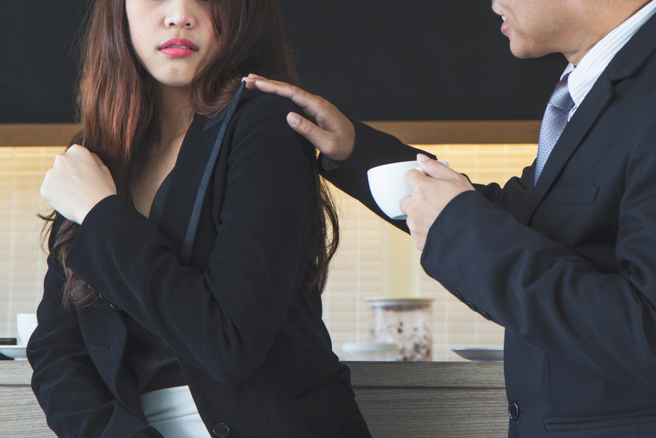 演艺圈性骚扰案频传，许多形象良好的男艺人陆续爆出性骚丑闻。（示意图／Shutterstock）