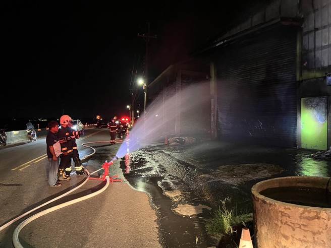 昨晚9点左右，嘉义县溪口乡与云林县大埤乡交界的一间谷仓发生火警，今凌晨完全扑灭。（嘉义县消防局提供∕吕妍庭嘉义传真）