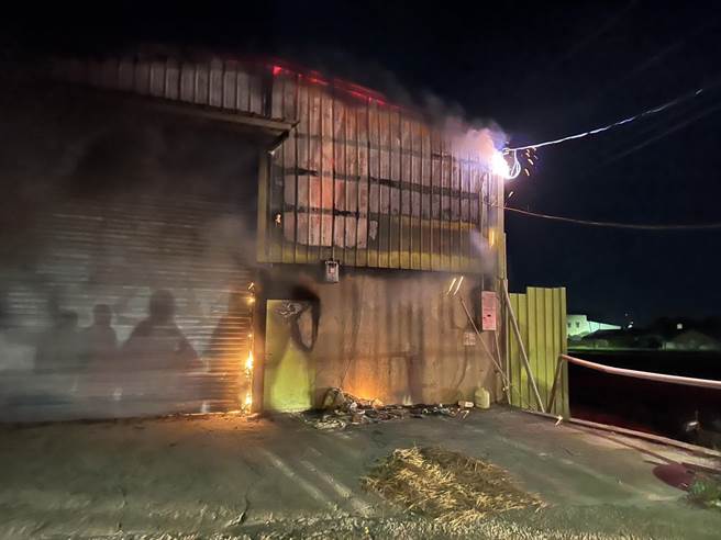 昨晚9点左右，嘉义县溪口乡与云林县大埤乡交界的一间谷仓发生火警，今凌晨完全扑灭。（嘉义县消防局提供∕吕妍庭嘉义传真）