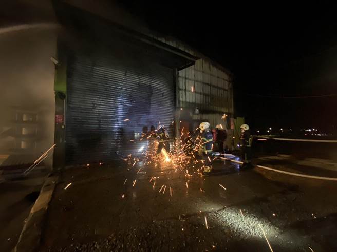 昨晚9点左右，嘉义县溪口乡与云林县大埤乡交界的一间谷仓发生火警，今凌晨完全扑灭。（嘉义县消防局提供∕吕妍庭嘉义传真）