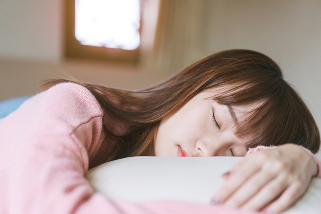 带酒醉女友人回家，色男「脱衣跨坐」乘机揩油，她惊醒喊告。（示意图／Shutterstock）