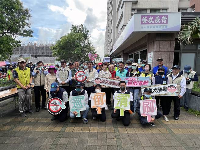 端午节连假第一天，台南市政府在全市37个行政区同步办理扩大孳生源清除誓师大会，市长黄伟哲特别前往疫情热区仁德区参与活动。（洪荣志摄）